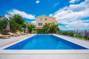 Apartments with a swimming pool Kastel Sucurac, Kastela - 17588